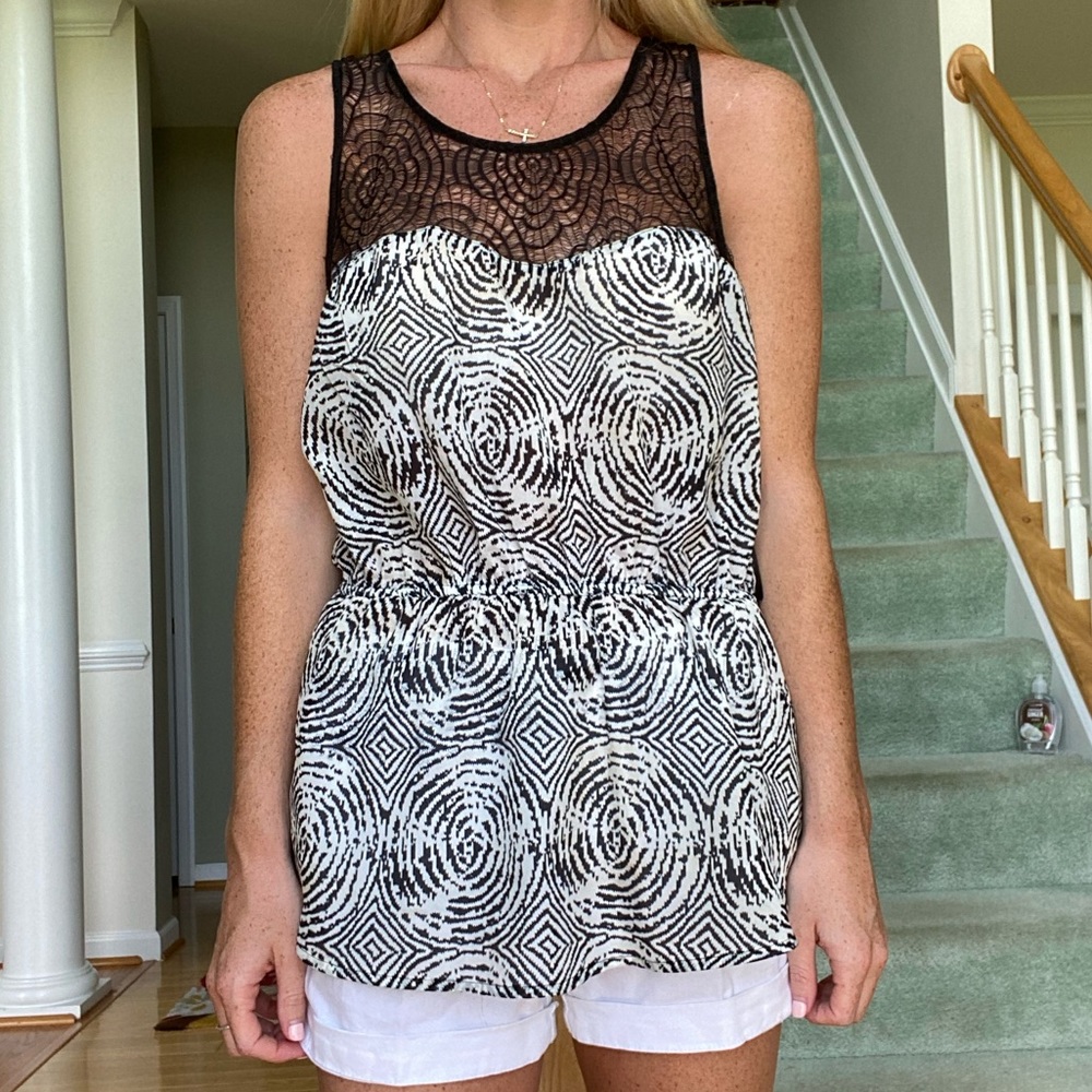 Forever 21 sleeveless black & white blouse
